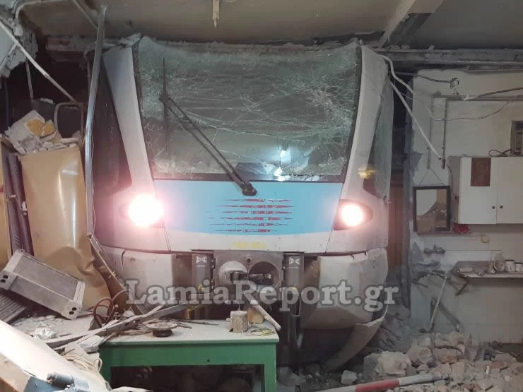 Βομβαρδισμένο τοπίο η αποθήκη που κατέληξε το τρένο στη Λαμία – Απίστευτες εικόνες (βίντεο)